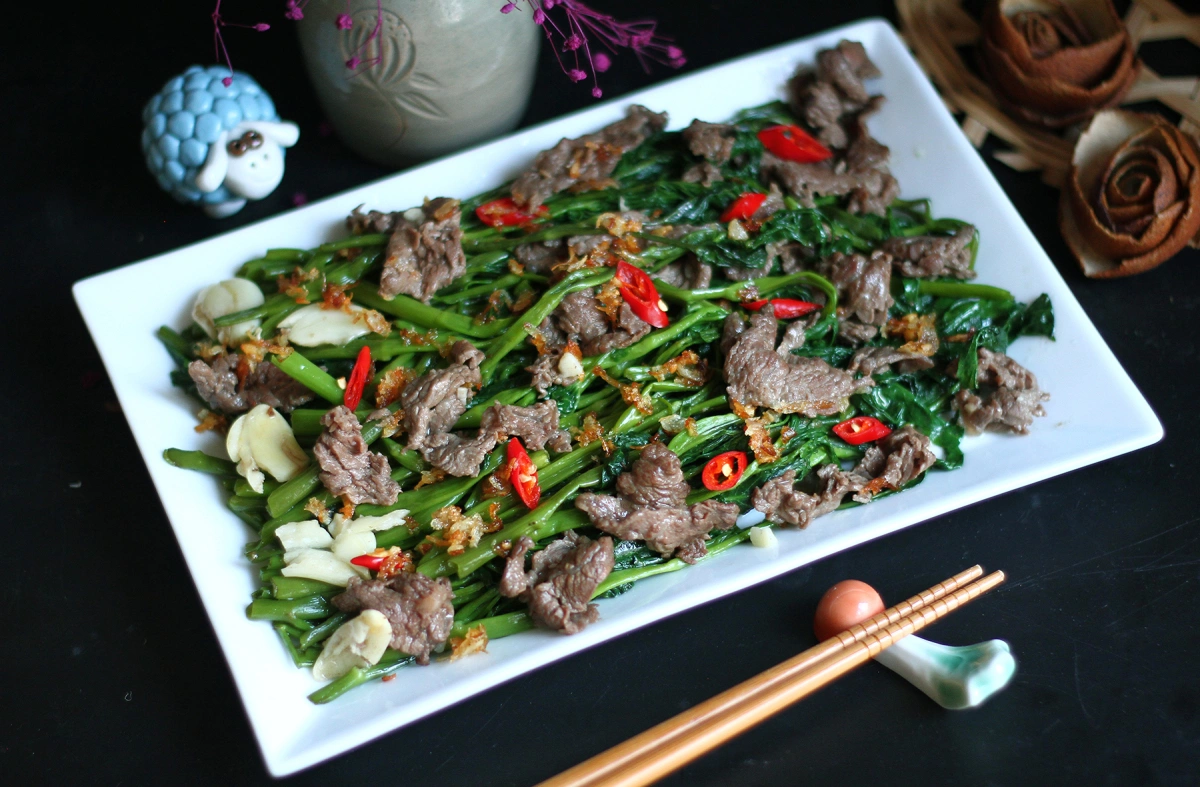 cách làm rau muống xào thịt bò